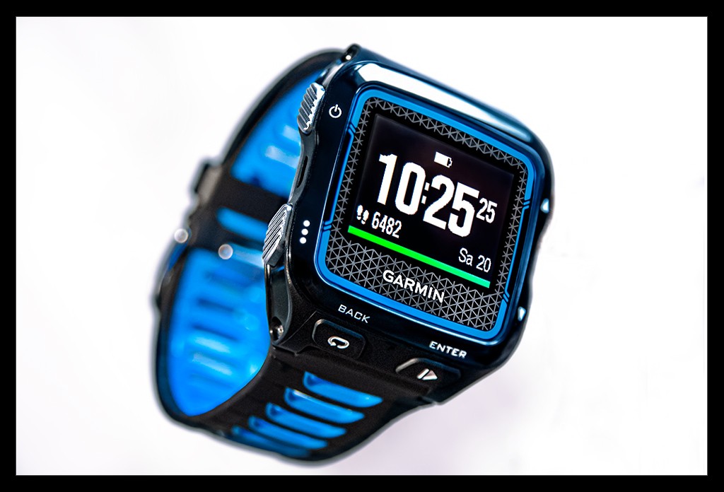 Garmin Forerunner 920XT Multisport-GPS uhr großaufnahme mit display und armband blaue version