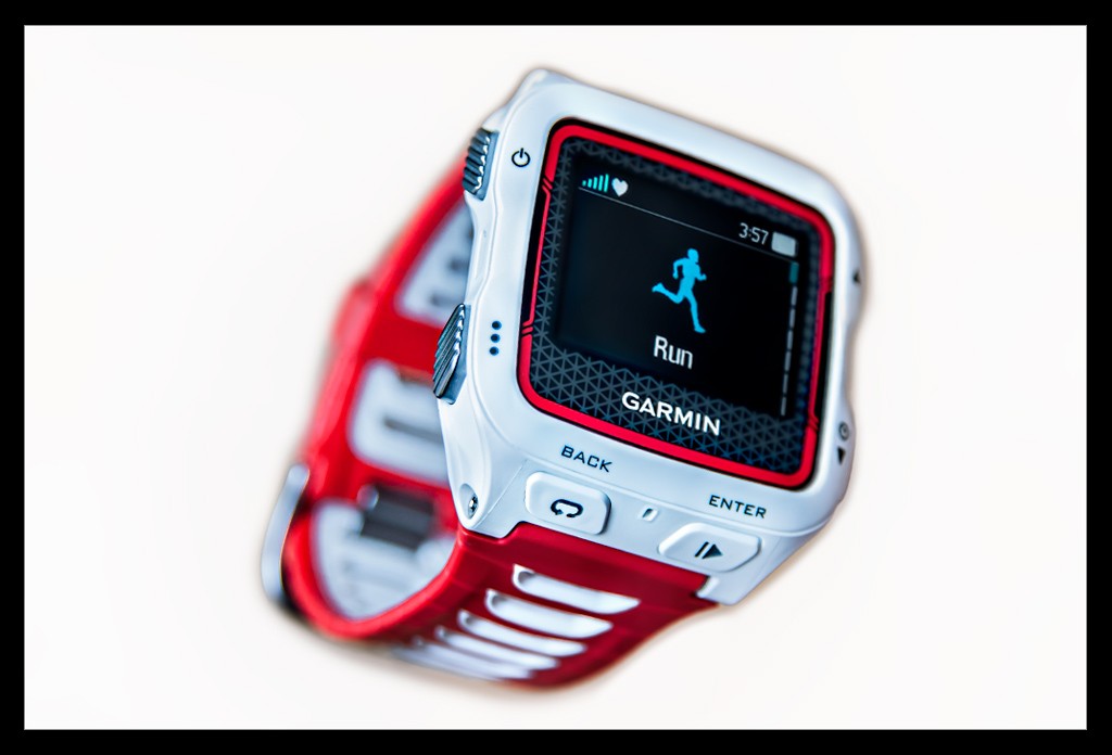 Garmin Forerunner 920XT Multisport-GPS uhr großaufnahme display mit run symbol  und  buttons tasten silber armband rot weiße version