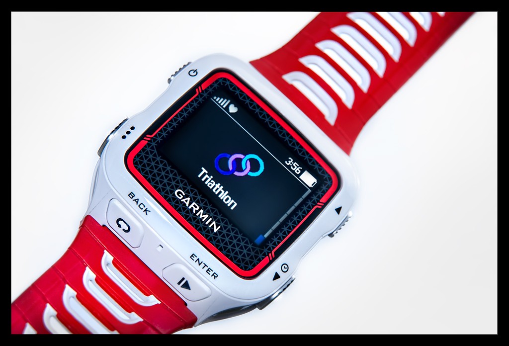 Garmin Forerunner 920XT Multisport-GPS uhr großaufnahme display mit schriftzug triathlon und  buttons tasten silber armband rot weiße version