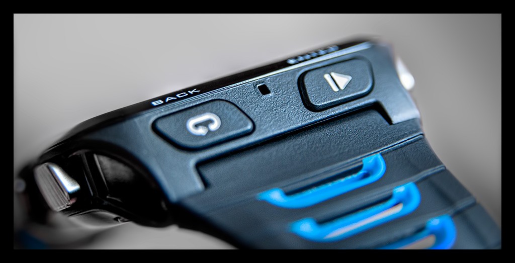 Garmin Forerunner 920XT Multisport-GPS uhr großaufnahme buttons tasten play und back armband schwarz blau blaue version