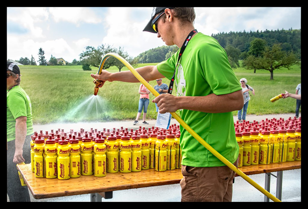 ironman tirathlon getränke flaschen werden gekühlt im sommer verpflegung helfer volunteers powerbar