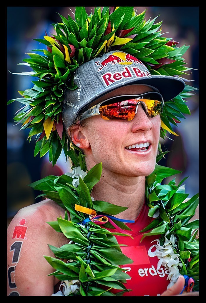 Daniela Ryf Ironman World Championship Kona Triathletin Weltmeisterin Happy Im Ziel Glücklich lächelnd