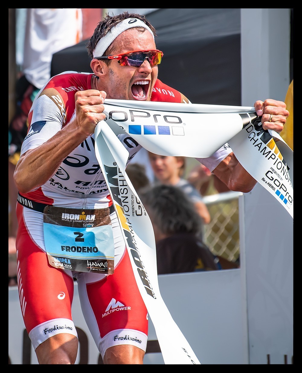 Jan Frodeno Ironman World Championship Kona Triathlet Weltmeister Zielfoto mit Banner