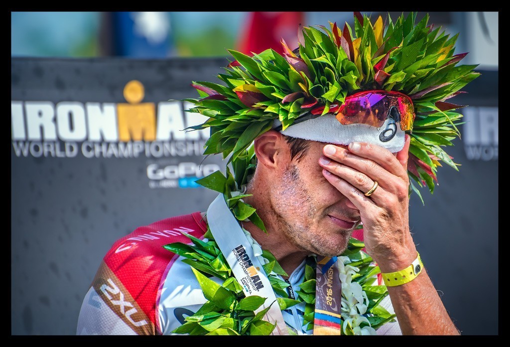 Jan Frodeno Ironman World Championship Kona Triathlet Weltmeister Emotionen Hand vor dem Gesicht