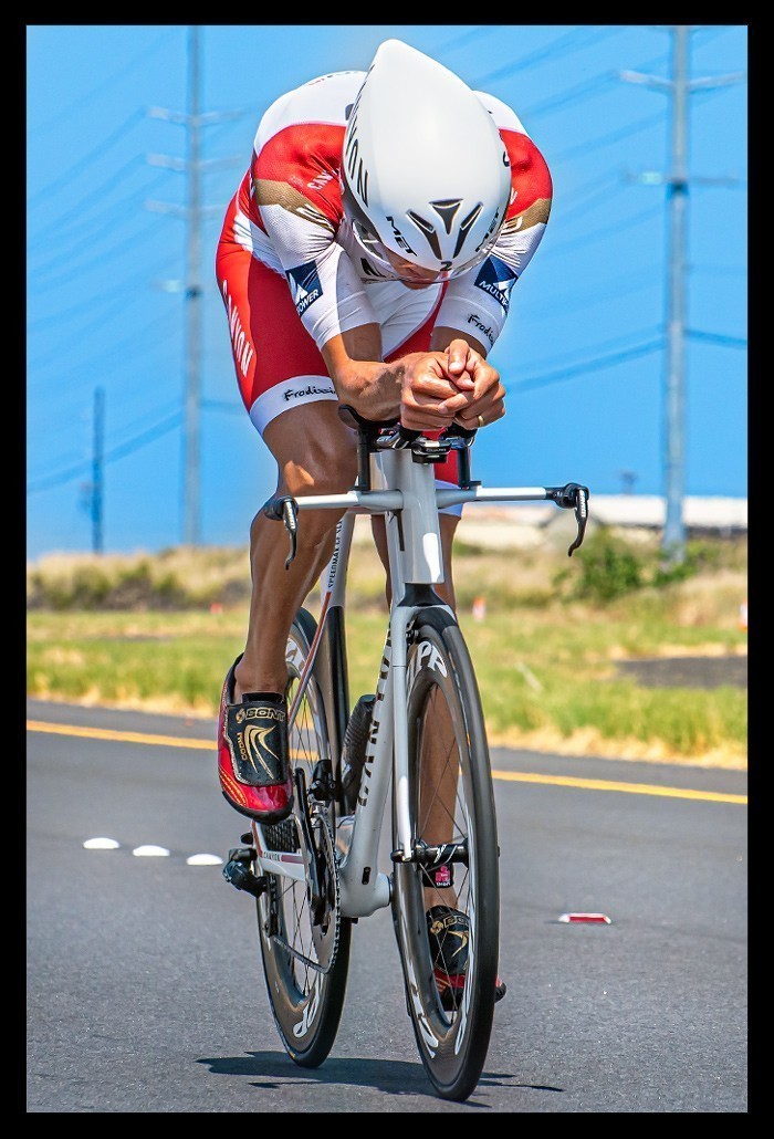 Ironman Weltmeisterschaft Jan Frodeno in Kona auf der Radstrecke auf der Landstraße