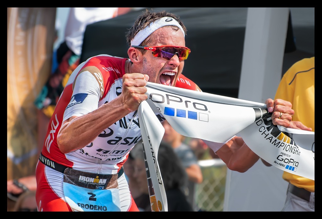 Jan Frodeno Ironman Weltmeisterschaft Sieger in Kona Triathlet Zielfoto Schreit vor freude Hawaii