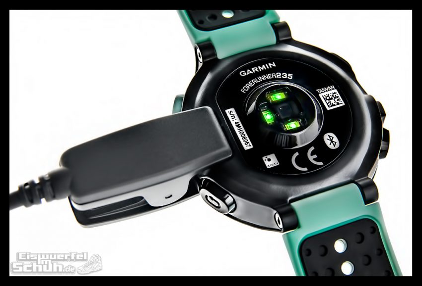 Produktfoto Garmin Forerunner 235 GPS-Sportuhr. Detaillierte Nahaufnahme vom Ladekabel. Produkttest. Review.