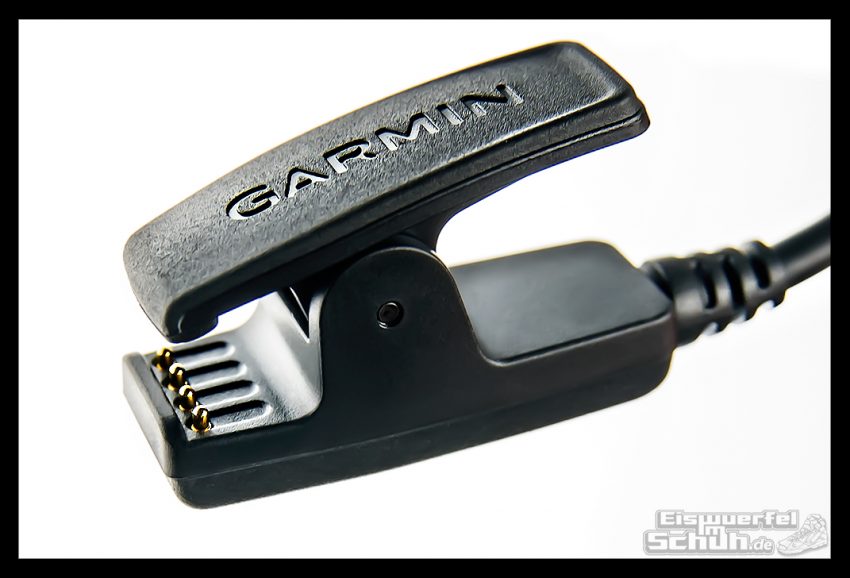 Produktfoto vom Ladekabel der Garmin Forerunner 630 GPS-Laufuhr. Detaillierte Grossaufnahmen auf Weiß. Produkttest. Review.