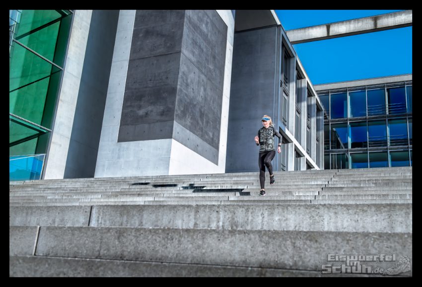 Athletin trainiert auf Treppe in Berlin. Viel Armschwung. Im hintergrund Glasfasaden. Der Garmin Forerunner 630 im Test.
