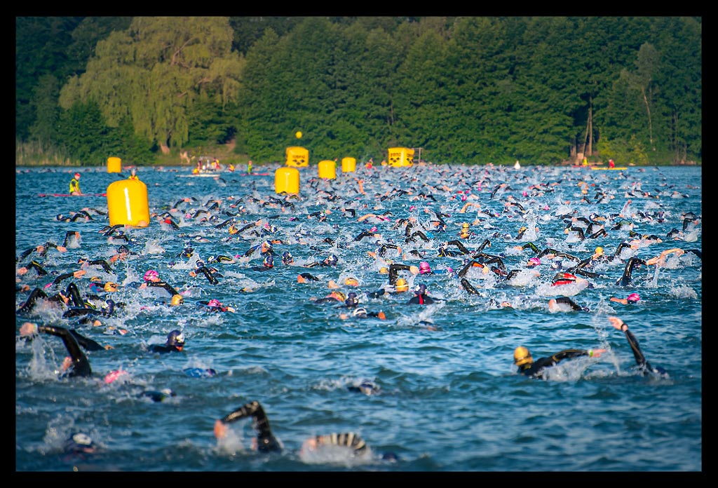 Ironman Frankfurt Langener Waldsee hunderte Triathleten Schwimmen gelbe Bojen Kanus Rennrichter Wald im Hintergrund