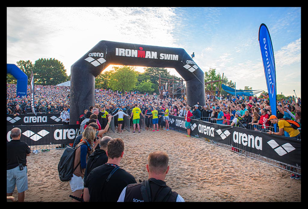 Ironman Frankfurt Langener Waldsee hunderte Triathleten am Schwimmstart mit Profis Absperrungen Zuschauer Morgenstimmung