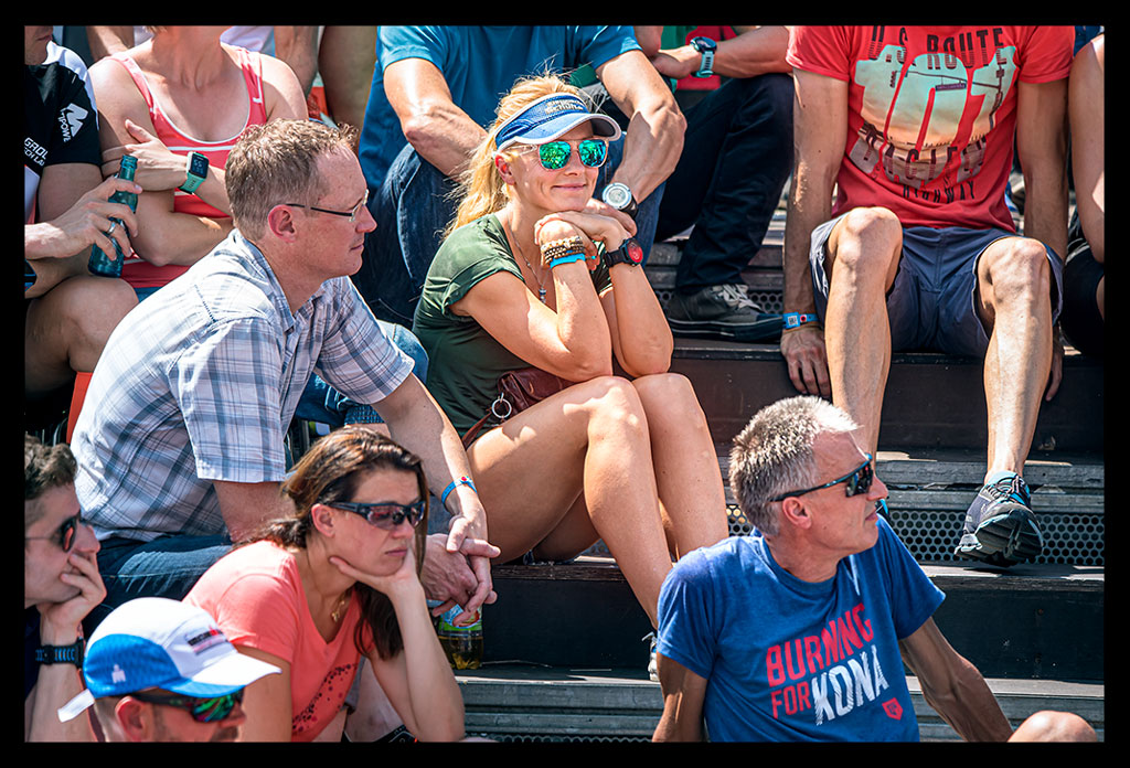 Ironman Frankfurt Race Briefing am Römer Athletin Nadin auf der Tribüne