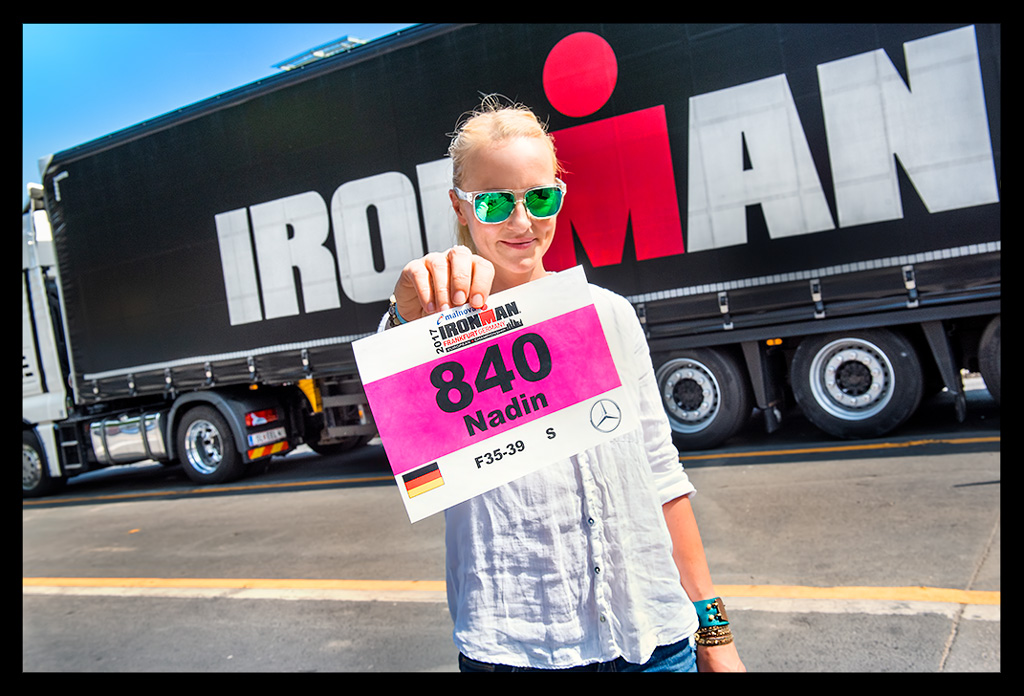 Ironman Frankfurt Nadin Eule mit Startunterlagen zum zweiten Ironman Langdistanz vor einem LKW mit schriftzug IRONMAN