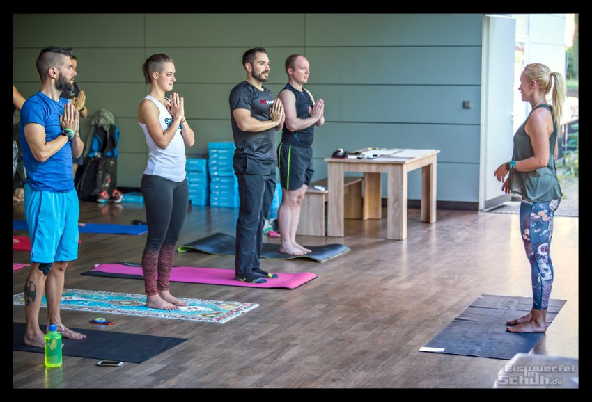 Yogastunde mit Eiswuerfel Im Schuh Nadin bei der Fitness Blogger Konferenz FiBloKo