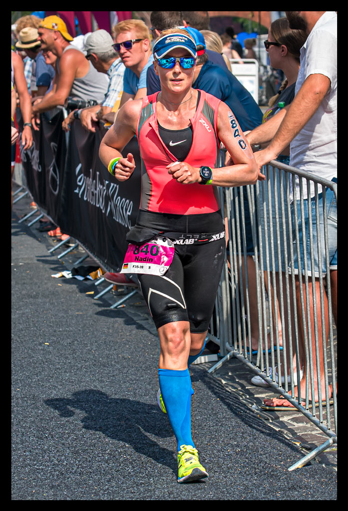Ironman Frankfurt Römer Triathletin laufen zuschauer tri-suit geöffnet sommerlich heiß Marathon Nike BH garmin forerunner