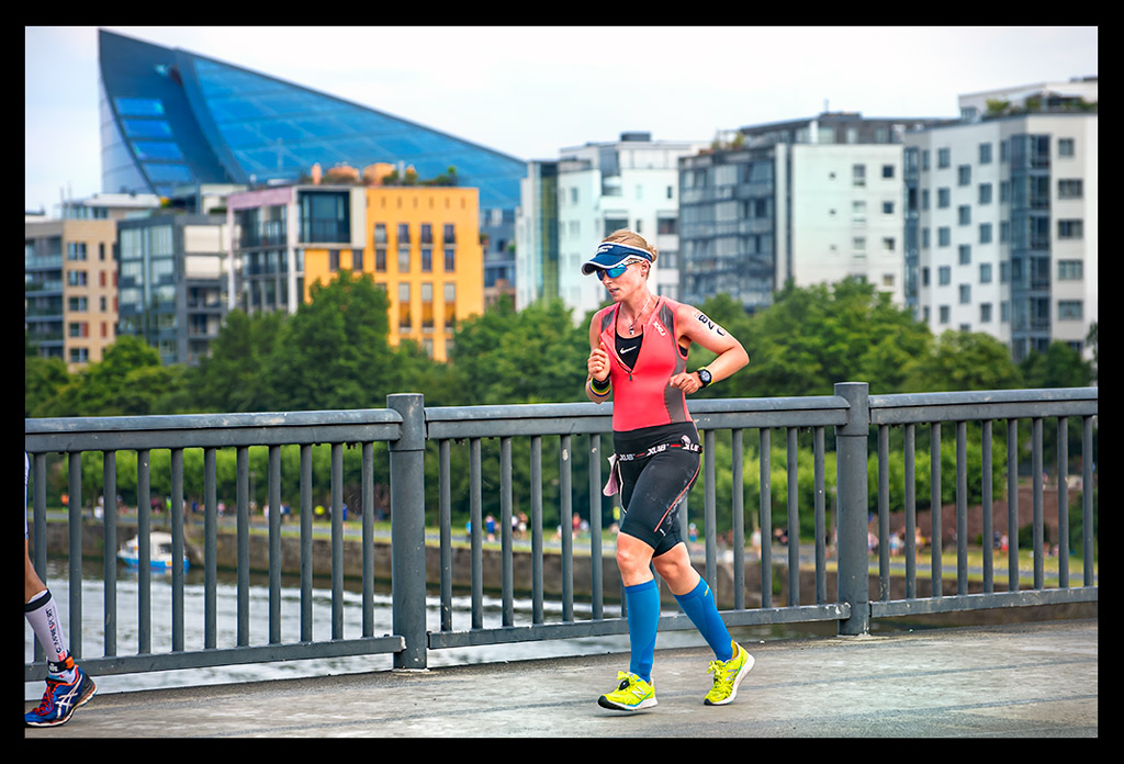 triathletin ironman frankfurt laufen brücke skyline tri-suit sommerlich heiß nadin eule-mau