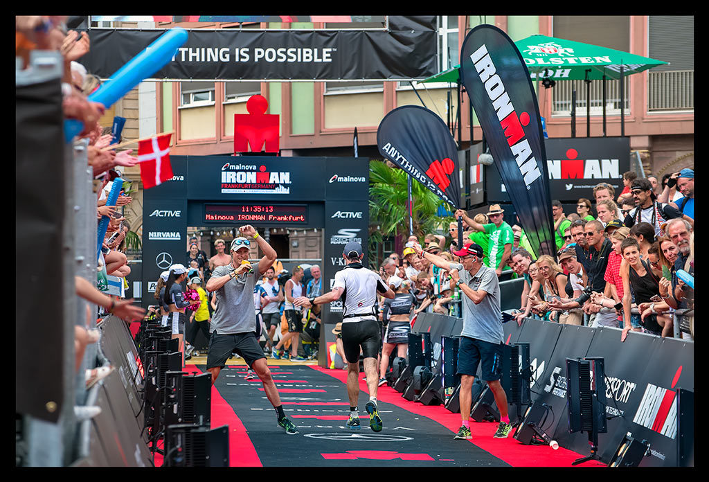 ziel ironman frankfurt römer zuschauer jubel sommer stimmung heiß till schenck abklatschen