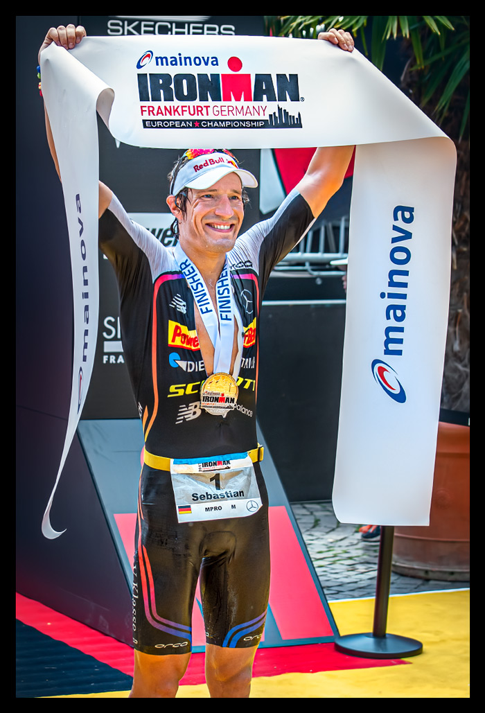 Ironman Frankfurt Sebastian Kienle sieger im ziel jubel siegerschleife über kopf lacht freude sommerlich