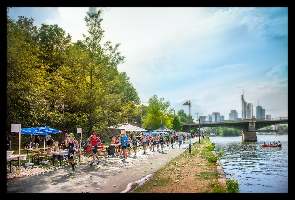 Ironman-Frankfurt-Rennbericht-Laufen-Ziel-report-EISWUERFELIMSCHUH-(89)
