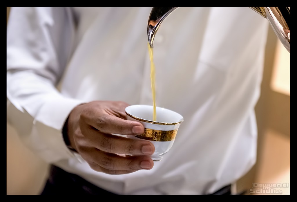 Traditionaller Arabischer Kaffee Qahwa in Dallah 