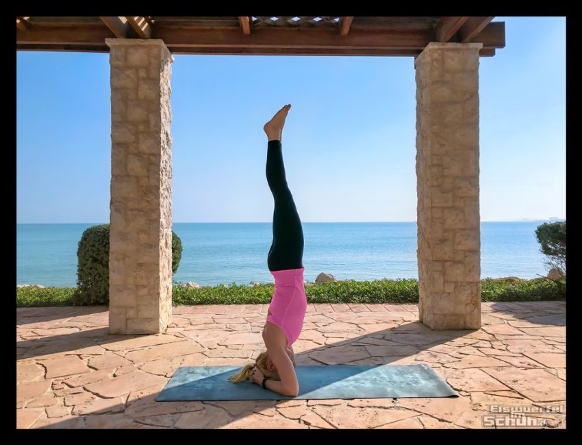 Yoga Kopfstand am Meer - Yoga für mehr Stabilität, Kraft, Sicherheit für Triathleten
