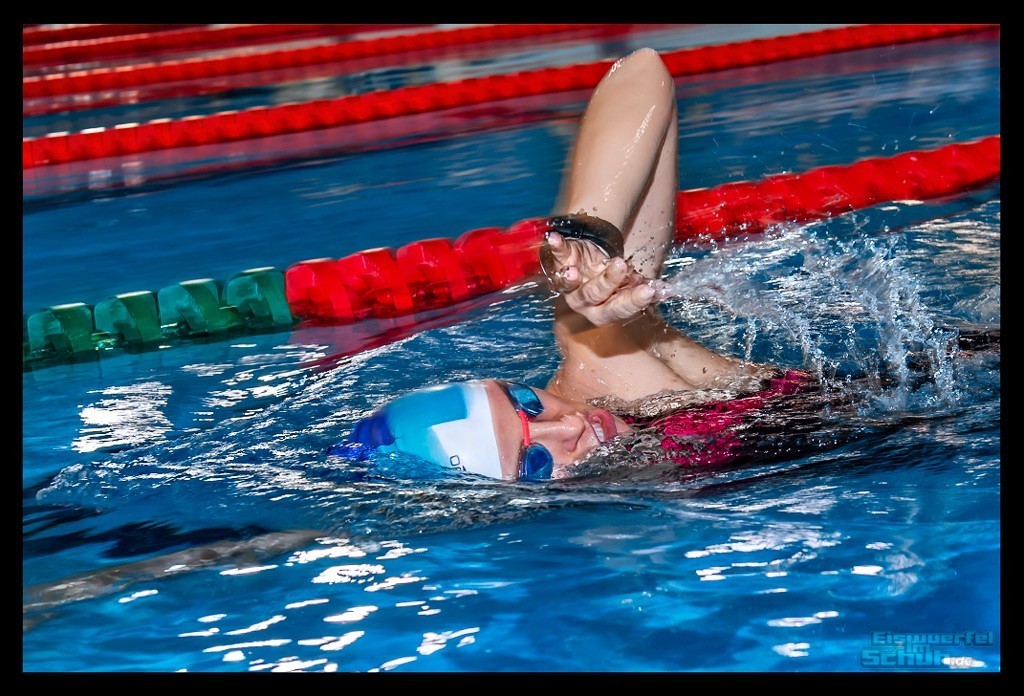 Triathletin in schwimmbecken halle freestyle kraulen blaues wasser licht spiegelt Triathlon Training Tipps für entspanntes SchwimmenTriathlon Schwimmtraining Tipps