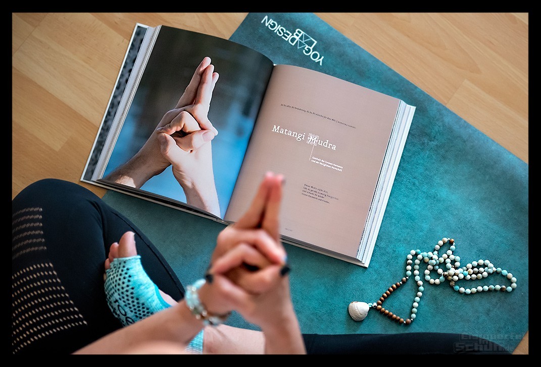 Yoga Blog Buch Rezension Rene Hug Quelle des Daseins - Yin Restorative Yogatherapie Mudra