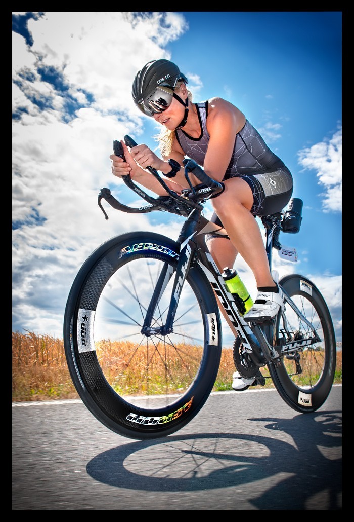 triathletin mit RON Wheels Carbon Aero Laufräder landstraße ausführlicher Test überblick sommer heis warm trisuit schwarz aero helm
