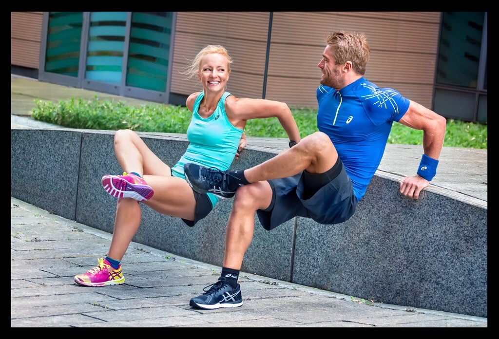 Frau und mann beim athletik training lächeln sich gegenseitig an und haben spaß in berlin downtown