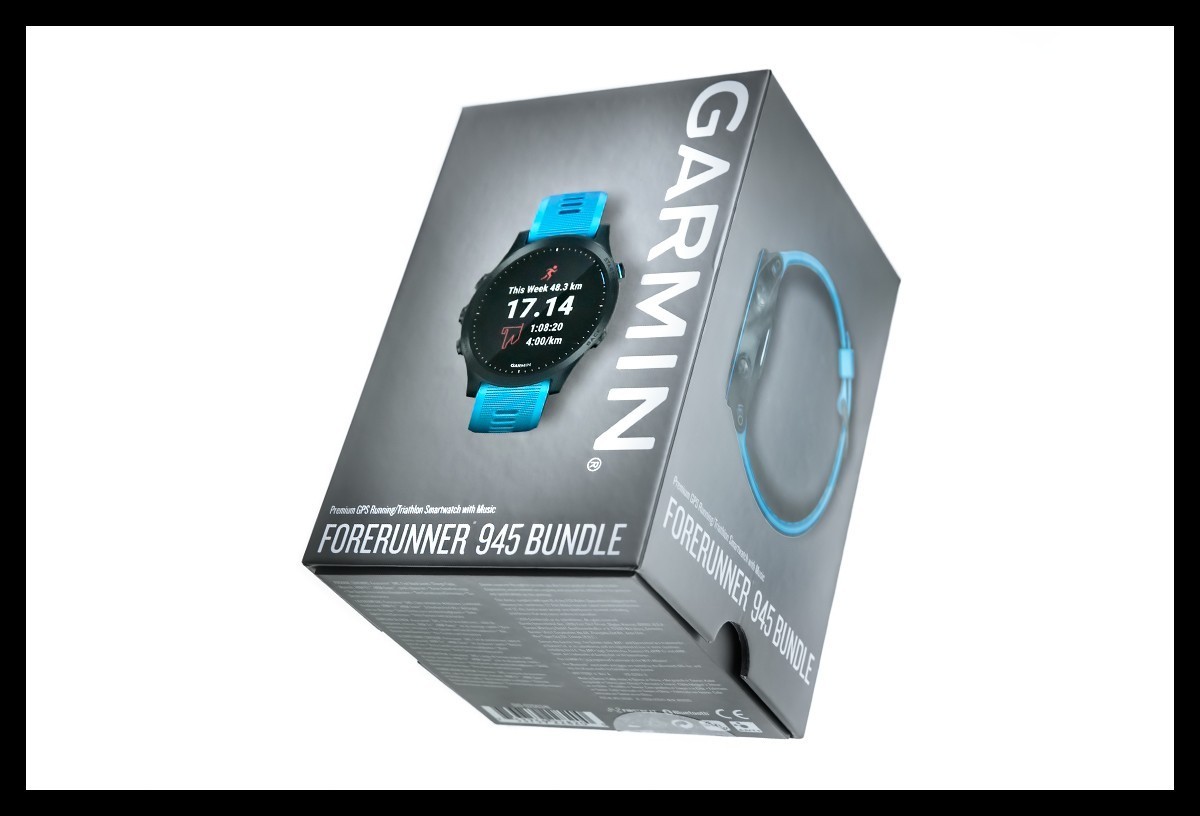 Produktfoto Garmin Forerunner 945 GPS-Multisportuhr. Detaillierte Nahaufnahme der Verpackung vom Bundle.. Produkttest. Review.