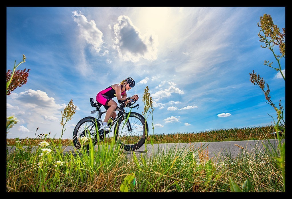 Triathlon Radtraining Koppeleinheit Triathletin vor blauem Himmel