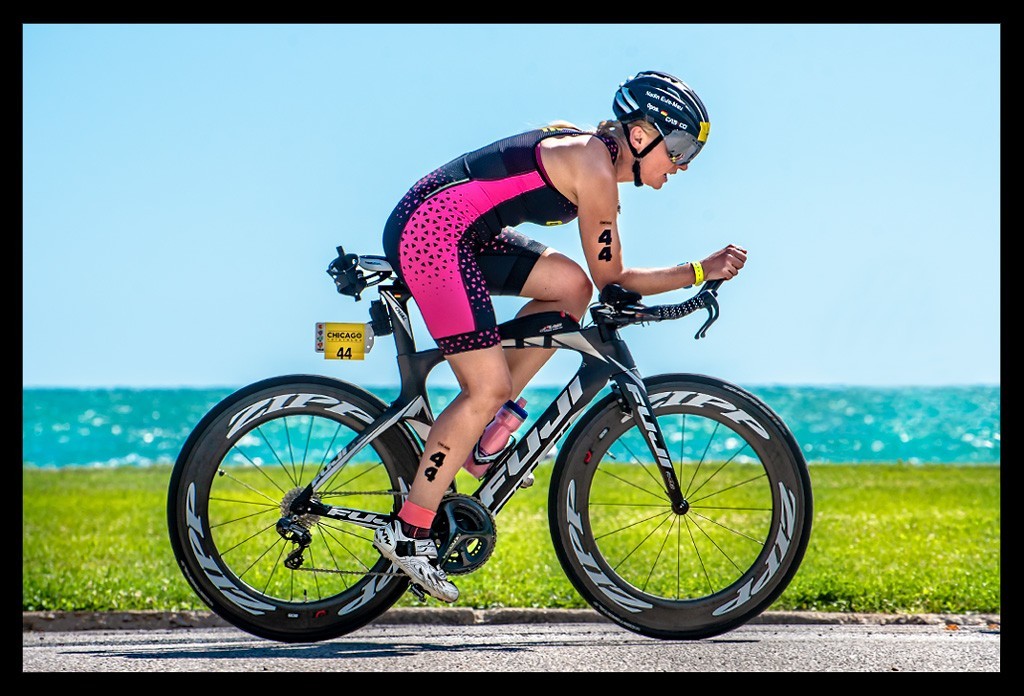 triathletin aus deutschland bei Chicago Triathlon Super Sprint auf radstreckefarbiger tri-suit Bike Course