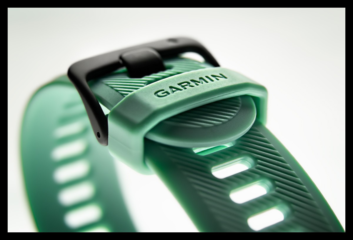 Produktfoto Garmin Forerunner 745 Multisportuhr. Detaillierte Nahaufnahme vom Armband und Verschluß. Produkttest. Review.
