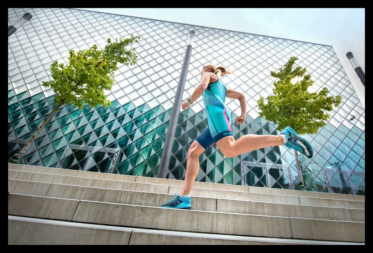 Nadin die Triathletin und Bloggerin von eiswuerfelimschuh läuft und trägt den Garmin Forerunner 745 Multisportuhr. Sie trägt einen Tri-Suit von ALE in Hellblau und Sonnenbrille auf dem Kopf.