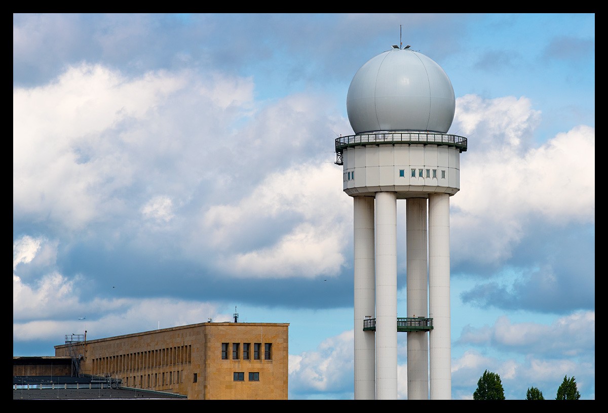 Tempelfhofer-Flugfeld-Flughafen in Berlin. Hauptgebäude mit Tower und blauer Himmel