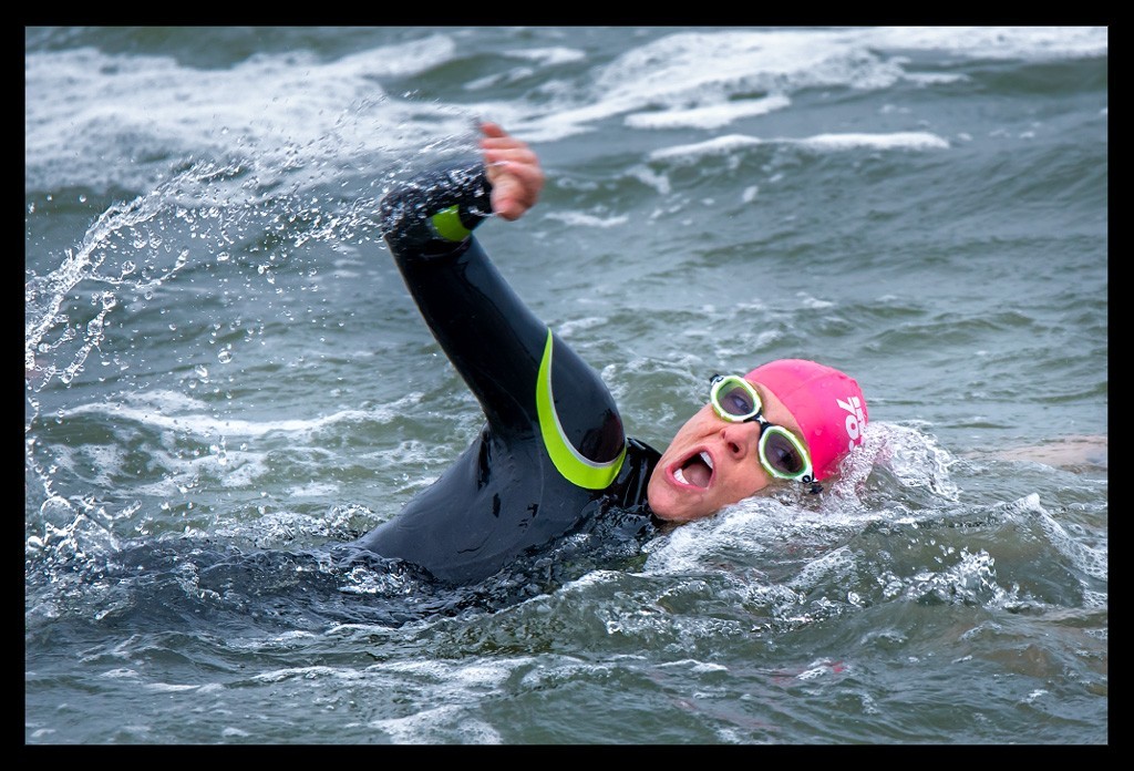 Triathletin beim Schwimmtraining im Neoprenanzug Carbon Arena Triathlon im See Meer Ozean