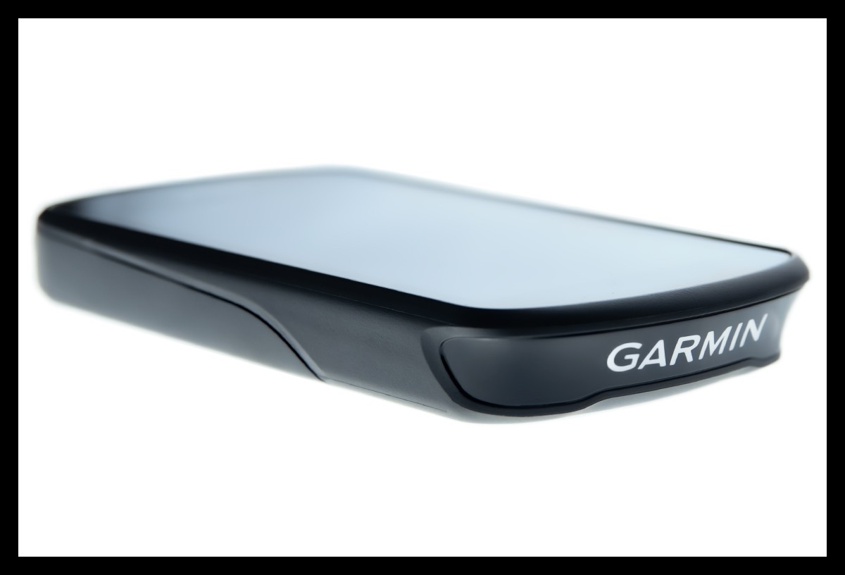 Garmin Edge 1030 Plus Test Display Foto Seitliche Ansicht Flaches Design