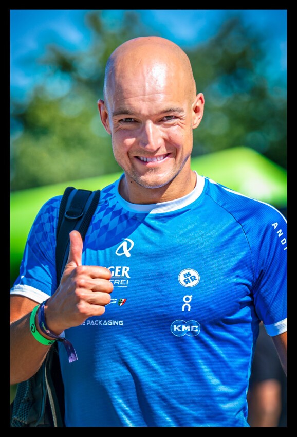 Andreas Dreitz Roth Andi daumen hoch positiv vor wettkampf triathlon meisterschafft erdinger shirt lächelt