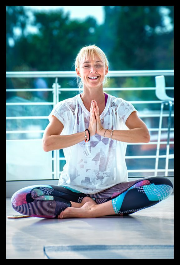 Anna Kleb Yoga Lehrerin sitzt auf dem Boden anjali mudra namaste