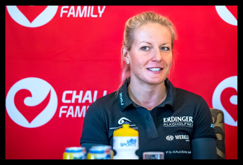 Daniela Bleymehl deutsche Triathletin vierfache Ironman-Siegerin Team Erdinger Alkoholfrei bei Challenge vor roter wand im interview