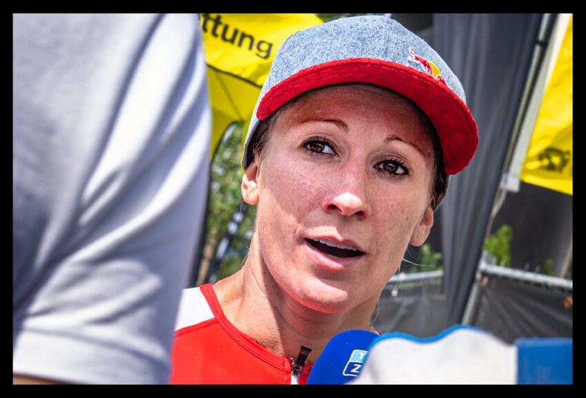Daniela Ryf siegerin ironman Interview TV red-bull kappe cap roter tri-suit nach dem rennen Wettkamapf mund geöffnet haare hochgesteckt augen groß zurich presse sommerlich heiß