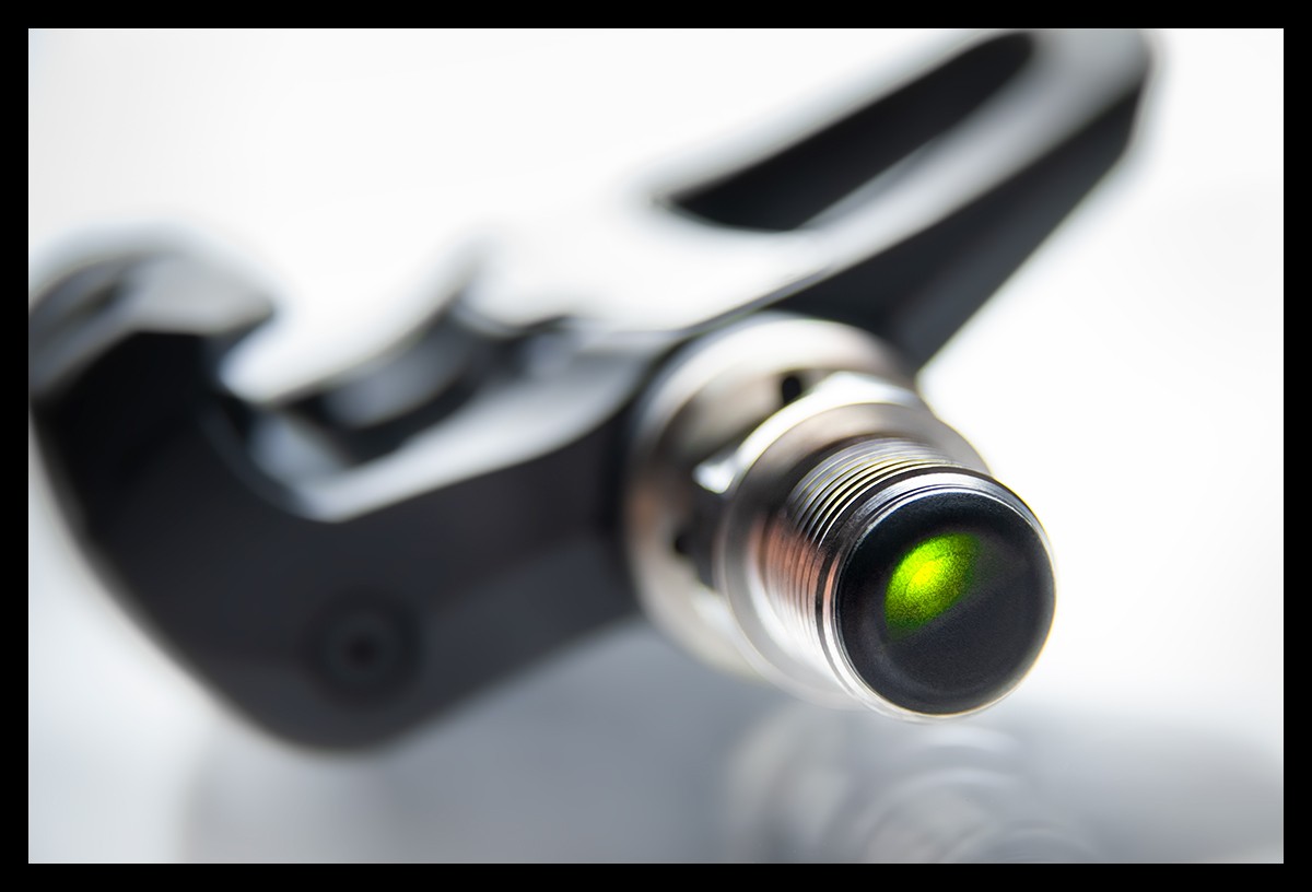 Garmin Rally Wattmess Pedalsystem Powermeter ein Pedal auf weißem Hintergrund mit grün blinkendem LED signal verbunden aktive action lets go