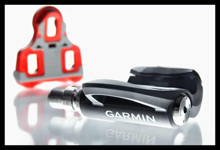 Garmin Rally Wattmess Pedalsystem Powermeter Pedal auf weißem Hintergrund mit Cleats Look Keo