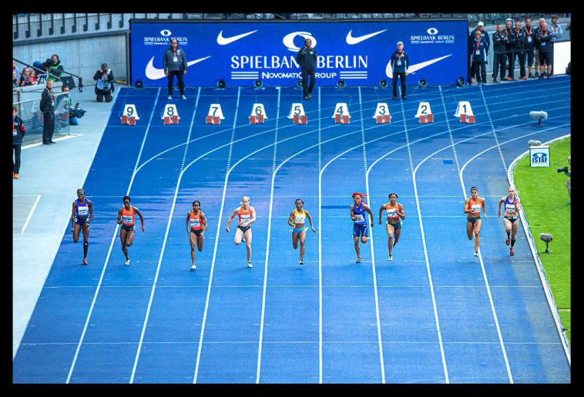 ISTAF Berlin 100 Meter sprint Damen von oben fotografiert Olympiastadion blaue bahn startblöcke sommerlich