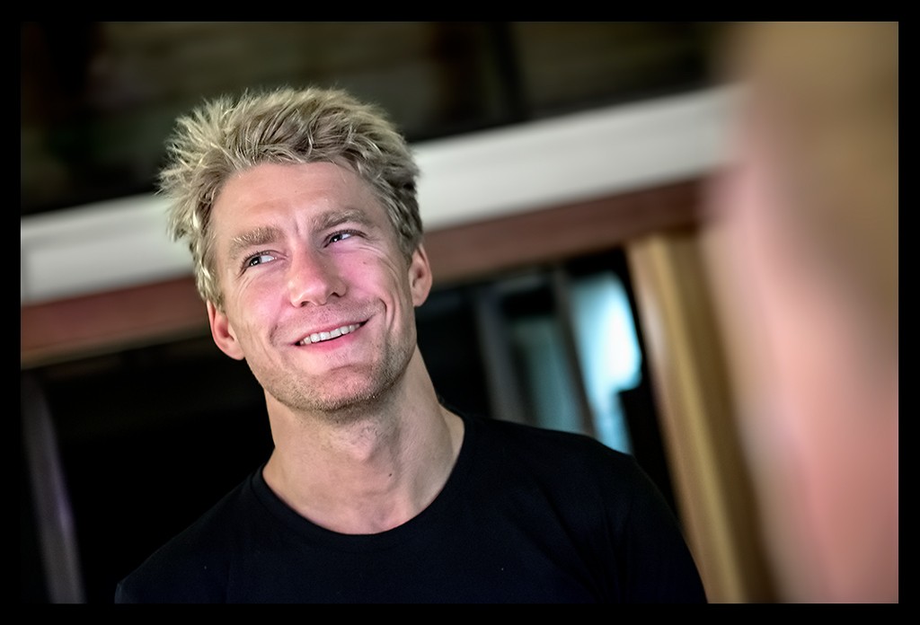 Nils Frommhold ganz privat beim ironman kona weltmeisterschaft hawaii mit canyon t-shirt im interview in einem apartment