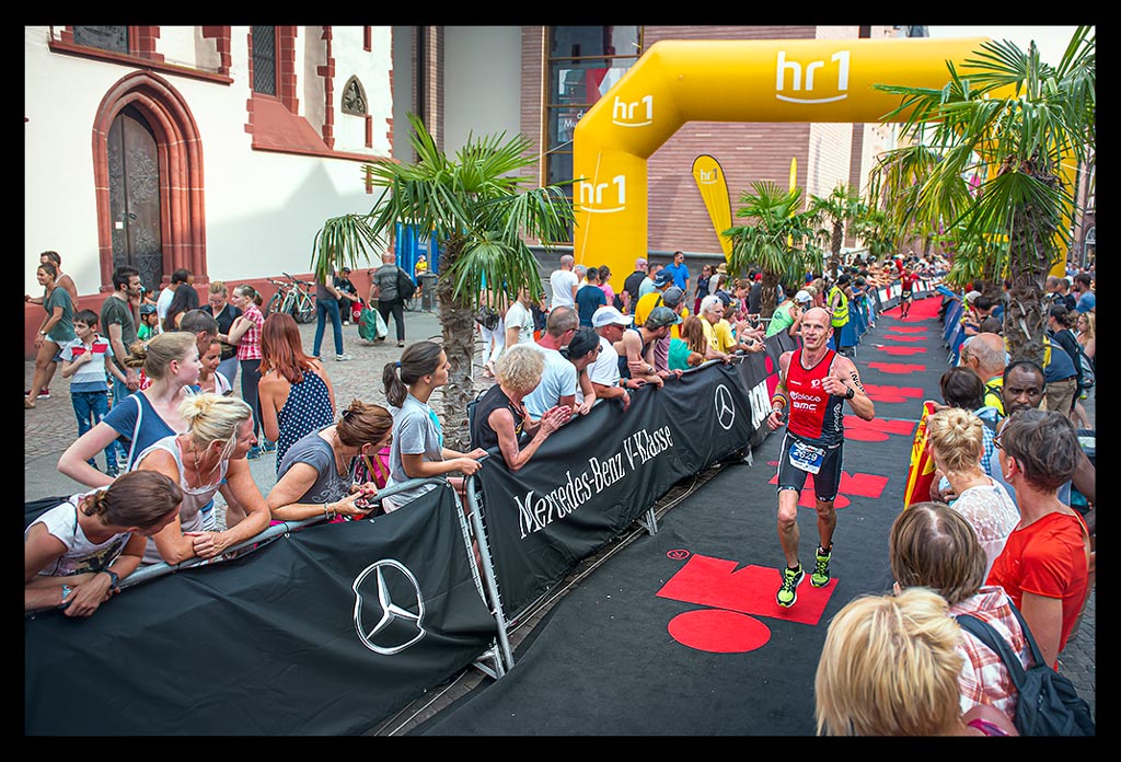 Ironman-Frankfurt-Rennbericht-Laufen-Ziel-report-EISWUERFELIMSCHUH-(147)