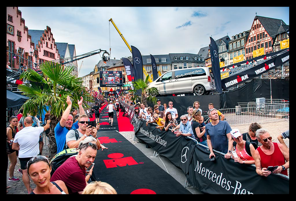 Ironman-Frankfurt-Rennbericht-Laufen-Ziel-report-EISWUERFELIMSCHUH-(149)