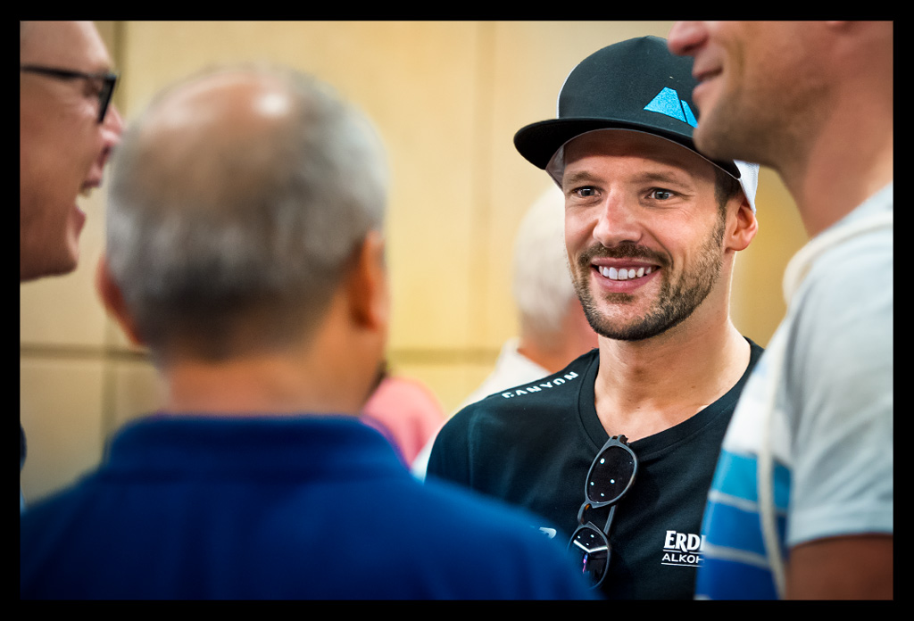 Ironman-Frankfurt-Rennbericht-Profis-Pressekonferenz-EISWUERFELIMSCHUH-(09)