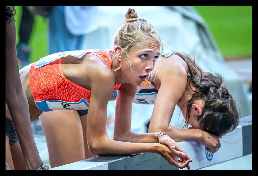 Jana Sussmann ISTAF Berlin Leichtahtletin erschöpft im Ziel ringt nach luft abgestützt auf hürde Olympiastadion