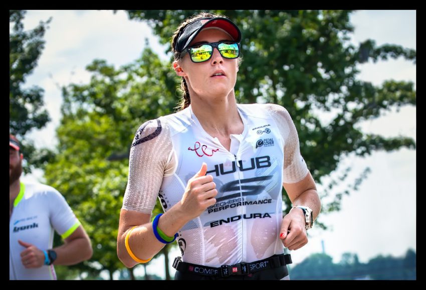 Lucy Charles-Barclay Ironman Frankfurt Laufstrecke Cloesup Tri-Suit naß Garmin Forerunner Sonnenbrille verspiegelt landschaft Bäume sponsor aufdruck HUUB Endura Skechers